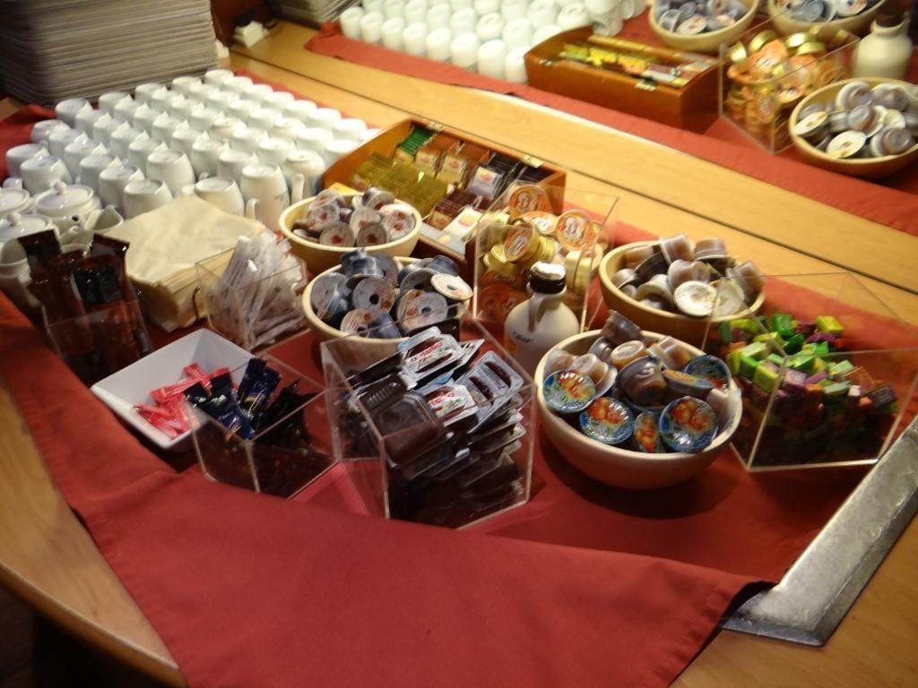 Kyriad Beauvais Sud, table de condiments du petit-déjeuner, secteur Alentours, Beauvais
