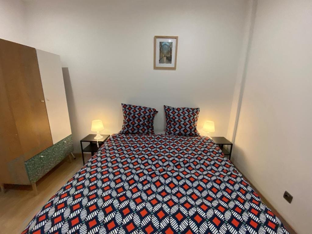 La Galerie, chambre avec lit double et penderie, meublé de tourisme à Tillé, aéroport de Beauvais