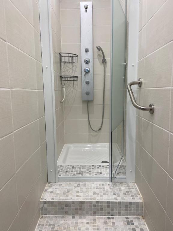 La Galerie, douche avec seuil en mosaïque, meublé de tourisme à Tillé, aéroport de Beauvais