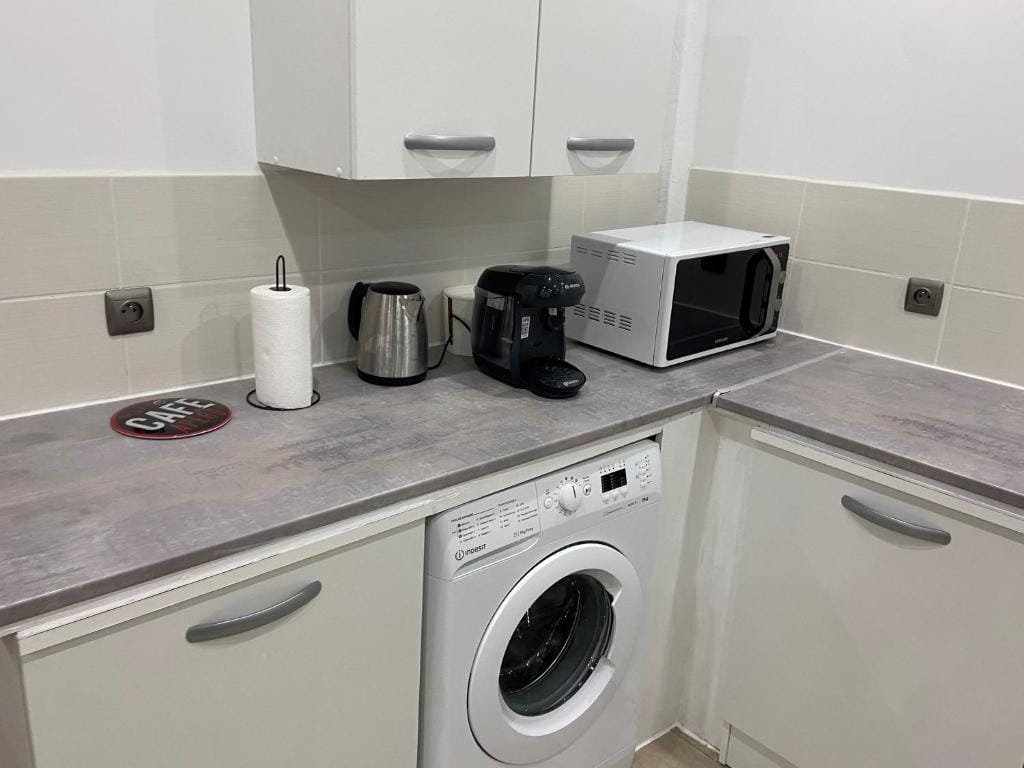 La Galerie, plan de travail avec lave-linge, micro-ondes et machine à café, meublé de tourisme à Tillé, aéroport de Beauvais