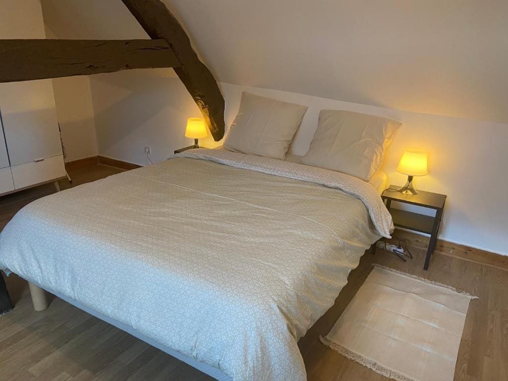 Le Bassam, chambre sous combles avec poutre apparente, meublé de tourisme à Tillé, aéroport de Beauvais