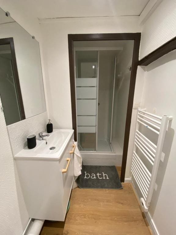Le Bassam, salle d'eau avec douche et sèche-serviettes, meublé de tourisme à Tillé, aéroport de Beauvais