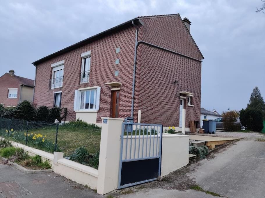 Le Repère, maison de briques avec jardin et portail, meublé de tourisme à Tillé, aéroport de Beauvais