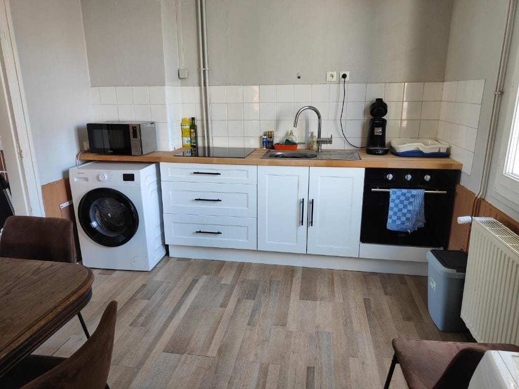 Le Repère, cuisine équipée avec lave-linge, four et plaque induction, meublé de tourisme à Tillé, aéroport de Beauvais