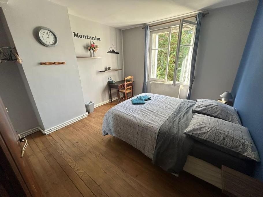 Le Repère, chambre avec parquet et coin bureau, meublé de tourisme à Tillé, aéroport de Beauvais