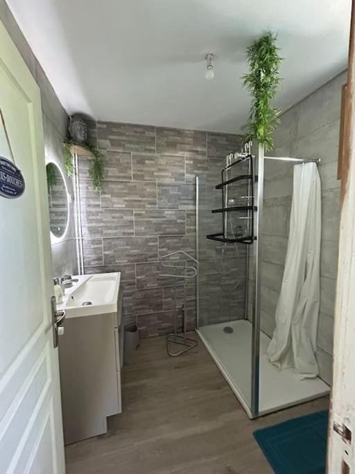 Le Repère, salle d'eau avec douche à l'italienne, meublé de tourisme à Tillé, aéroport de Beauvais