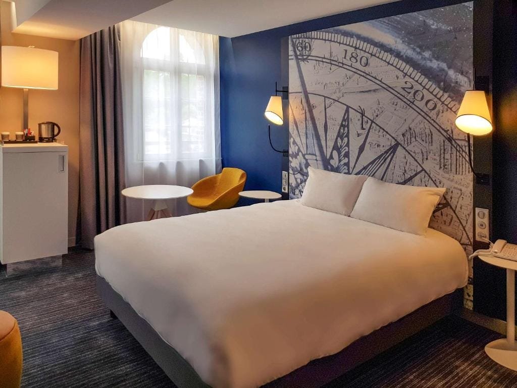 Mercure Beauvais Centre Cathédrale, chambre avec tête de lit illustrée d'une carte ancienne, secteur Centre-ville, Beauvais