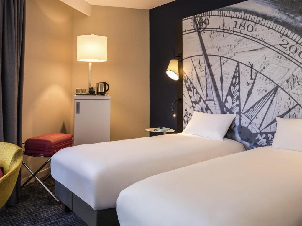 Mercure Beauvais Centre Cathédrale, chambre avec lits jumeaux, décor carte ancienne, secteur Centre-ville, Beauvais