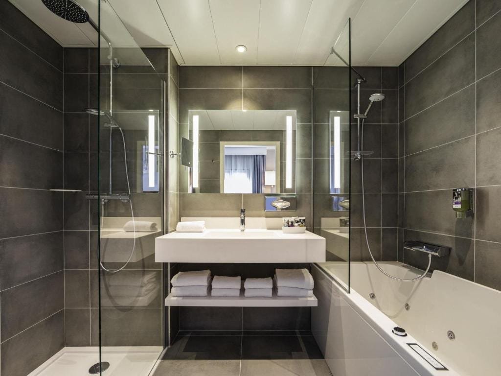 Mercure Beauvais Centre Cathédrale, salle de bain avec baignoire balnéo, secteur Centre-ville, Beauvais