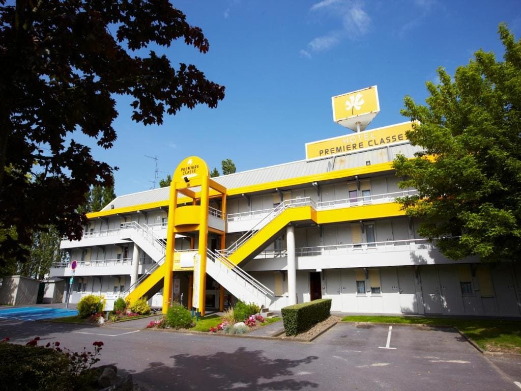 Premiere Classe Beauvais, façade extérieure avec escalier, secteur Alentours, Beauvais