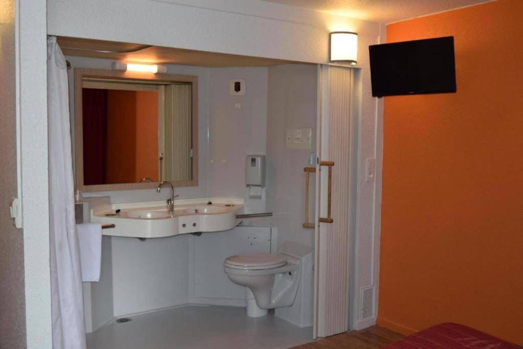 Premiere Classe Beauvais, salle de bain accessible PMR, secteur Alentours, Beauvais