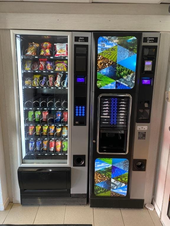 Premiere Classe Beauvais, distributeurs automatiques de boissons et snacks, secteur Alentours, Beauvais