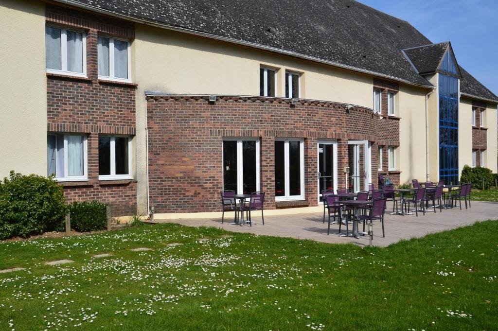 The Originals City Hôtel Beauvais, terrasse et jardin à l'arrière, secteur Aéroport, Beauvais