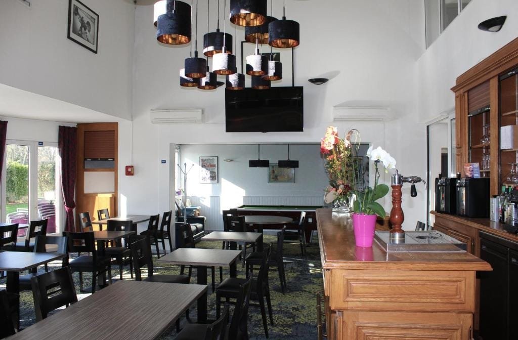 The Originals City Hôtel Beauvais, salle de bar avec billard, secteur Aéroport, Beauvais