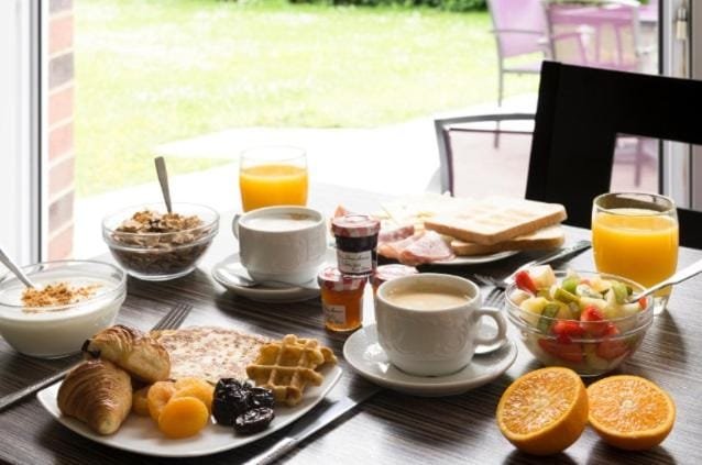 The Originals City Hôtel Beauvais, petit-déjeuner servi en terrasse, secteur Aéroport, Beauvais