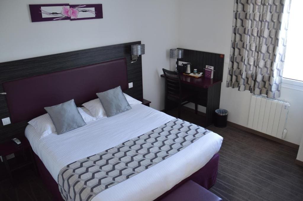 The Originals City Hôtel Beauvais, chambre double aux tons aubergine, secteur Aéroport, Beauvais