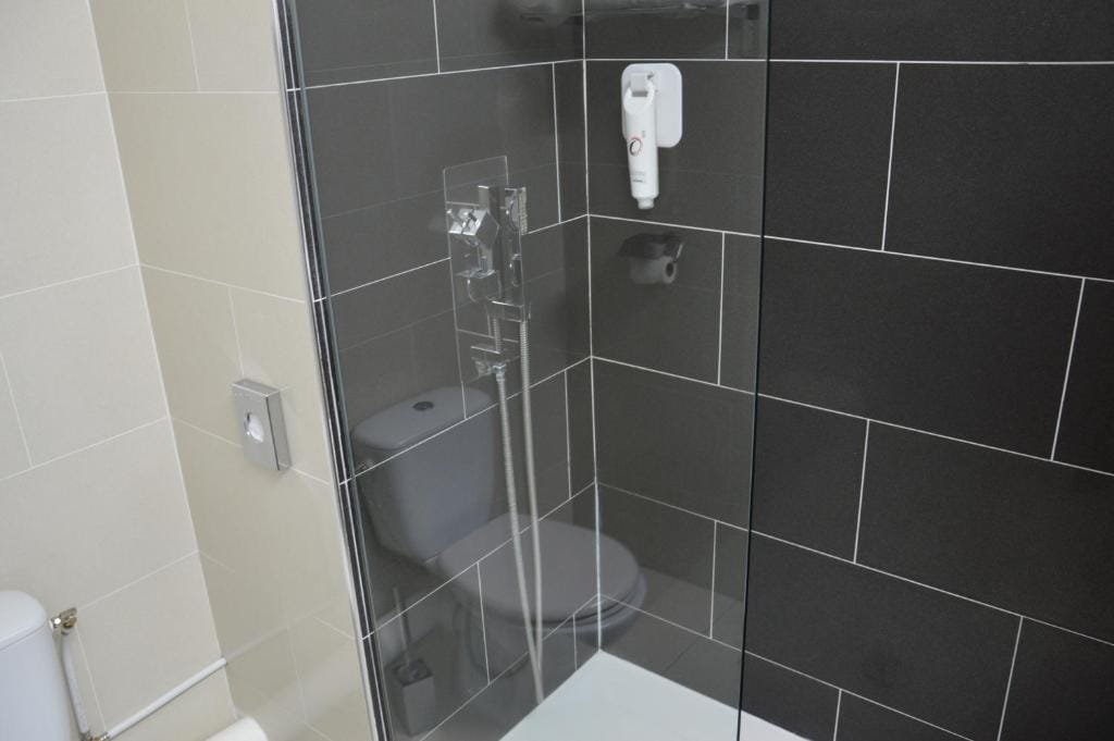 The Originals City Hôtel Beauvais, salle de bain avec douche à l'italienne, secteur Aéroport, Beauvais
