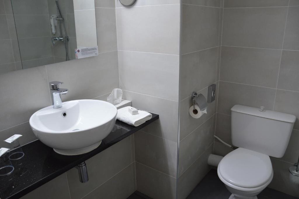 The Originals City Hôtel Beauvais, salle de bain avec vasque, secteur Aéroport, Beauvais