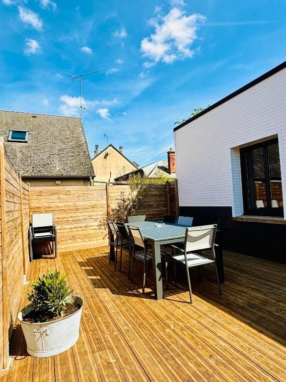 The Share House, terrasse en bois avec table et chaises, hébergement partagé à Tillé, aéroport de Beauvais