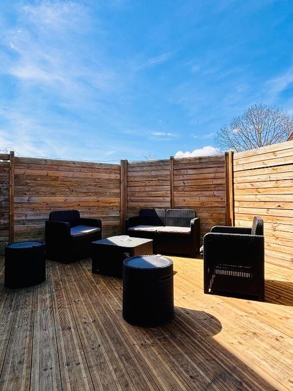 The Share House, salon de jardin en résine tressée sur la terrasse, hébergement partagé à Tillé, aéroport de Beauvais
