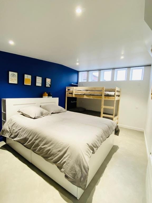 The Share House, chambre avec lit double et lits superposés, hébergement partagé à Tillé, aéroport de Beauvais