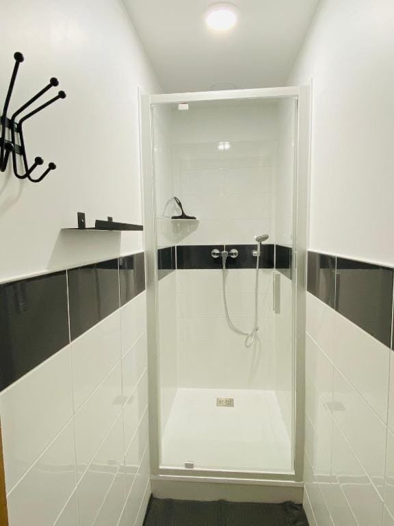 The Share House, cabine de douche carrelée noir et blanc, hébergement partagé à Tillé, aéroport de Beauvais