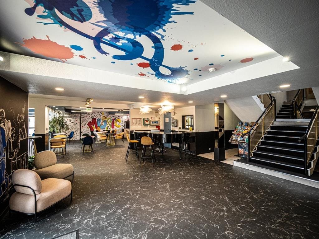 Welcomotel Beauvais Aéroport, hall d'accueil avec plafond peint en clé de sol et piano à queue, secteur Alentours, Beauvais