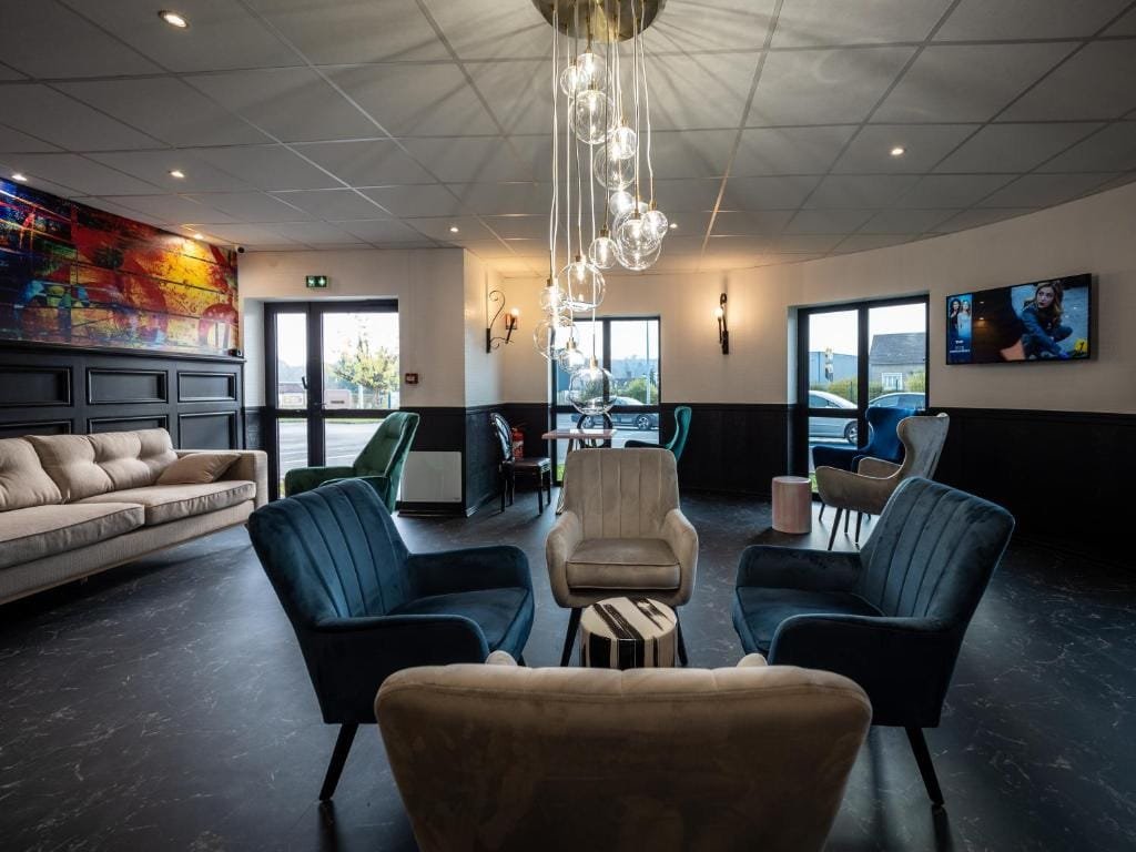 Welcomotel Beauvais Aéroport, salon lounge avec fresque murale colorée, secteur Alentours, Beauvais