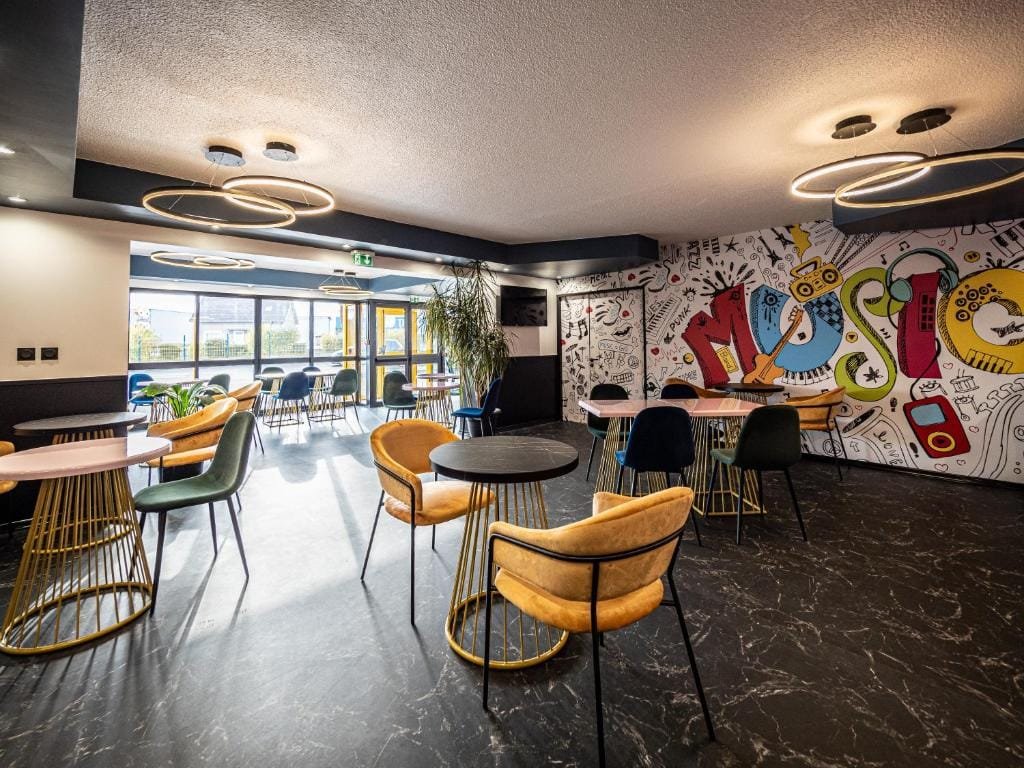 Welcomotel Beauvais Aéroport, salle petit-déjeuner avec fresque street art "Music", secteur Alentours, Beauvais