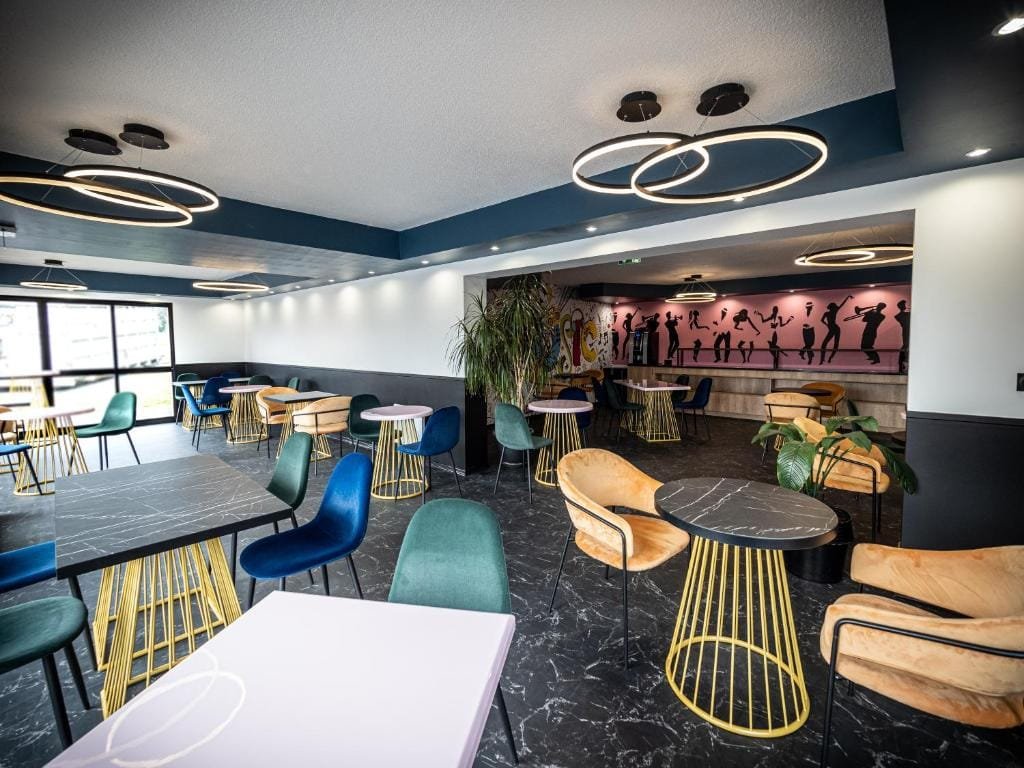 Welcomotel Beauvais Aéroport, salle avec fresque de musiciens de jazz, secteur Alentours, Beauvais