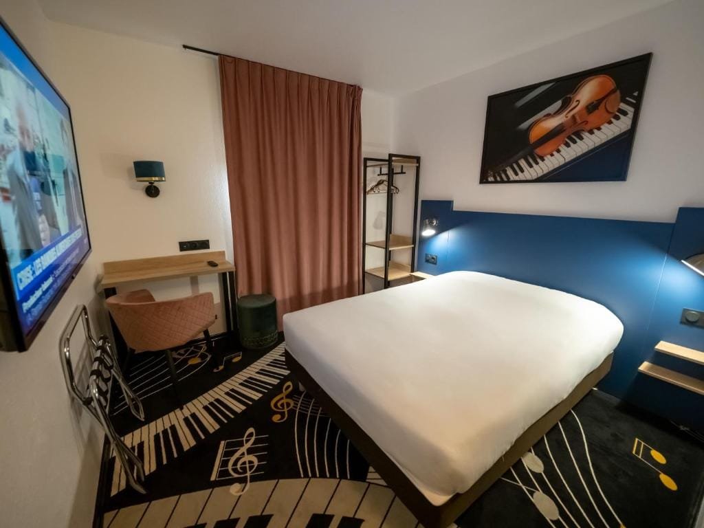 Welcomotel Beauvais Aéroport, chambre double à thème musique avec tête de lit bleue, secteur Alentours, Beauvais
