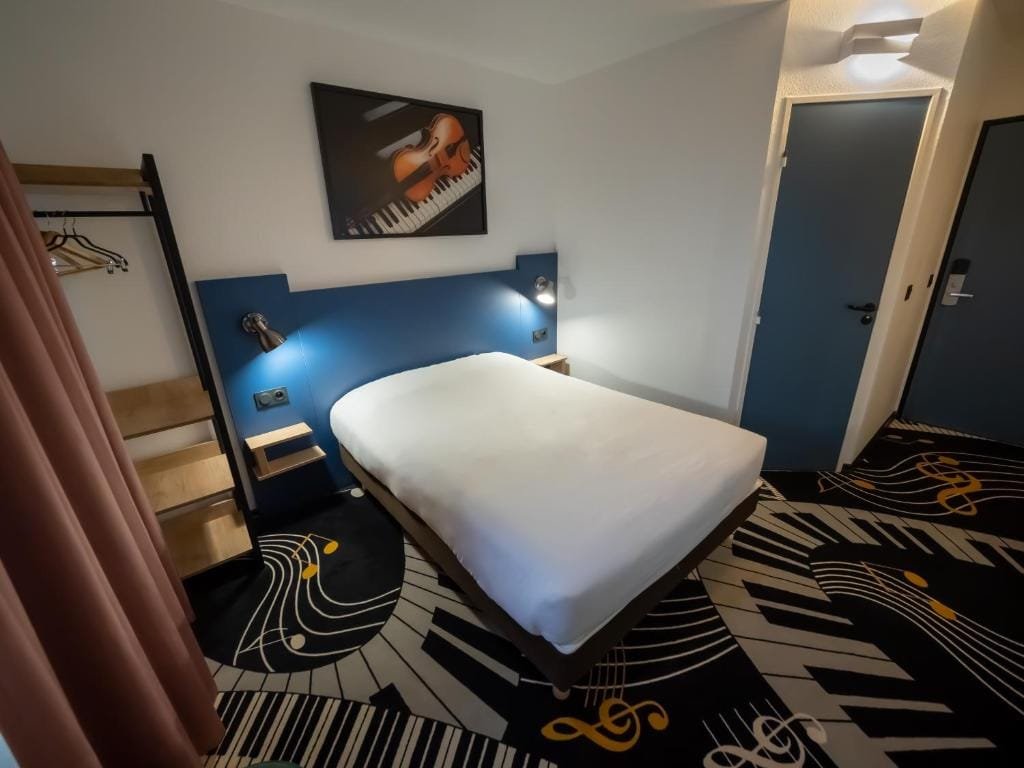 Welcomotel Beauvais Aéroport, chambre double avec tableau violon et piano, secteur Alentours, Beauvais